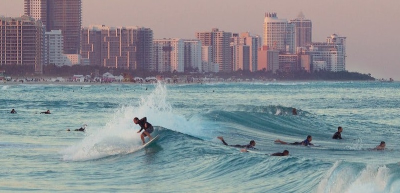 Melhores praias para surfar em Miami