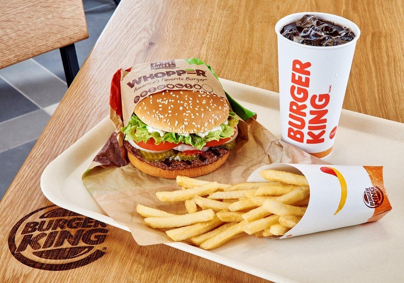 Como de lanche, batata e refrigerante no Burger King em Miami