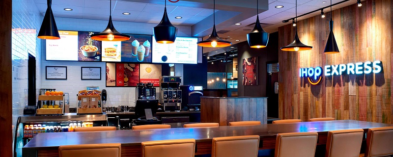 Área interna do restaurante de panquecas IHOP em Miami