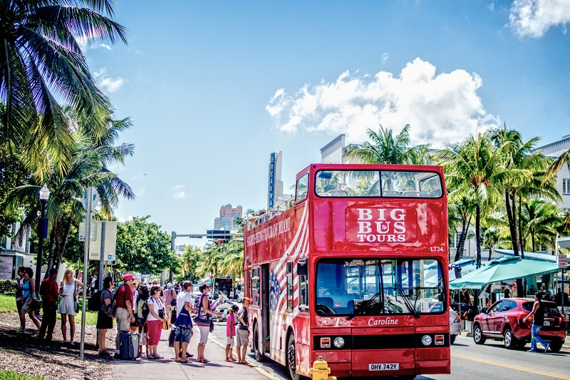 Pessoas indo realizar o passeio de ônibus turístico em Miami